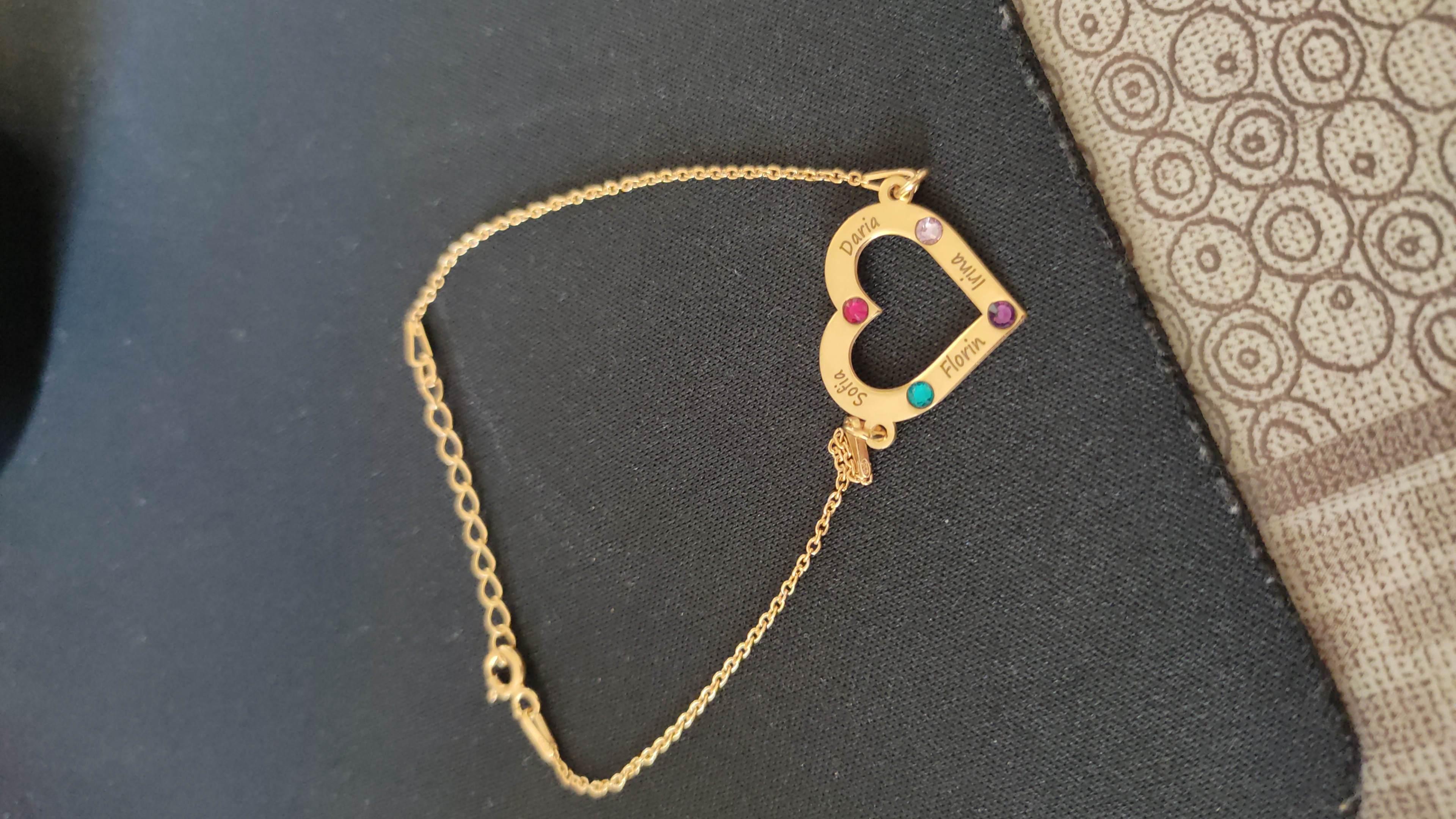 Recenzie Bratara personalizata - Iubire nelimitata - Inima cu 4 nume gravate si cristale Swarovski -  Argint 925 placat cu Aur 18K, cu lantisor - Irina V.