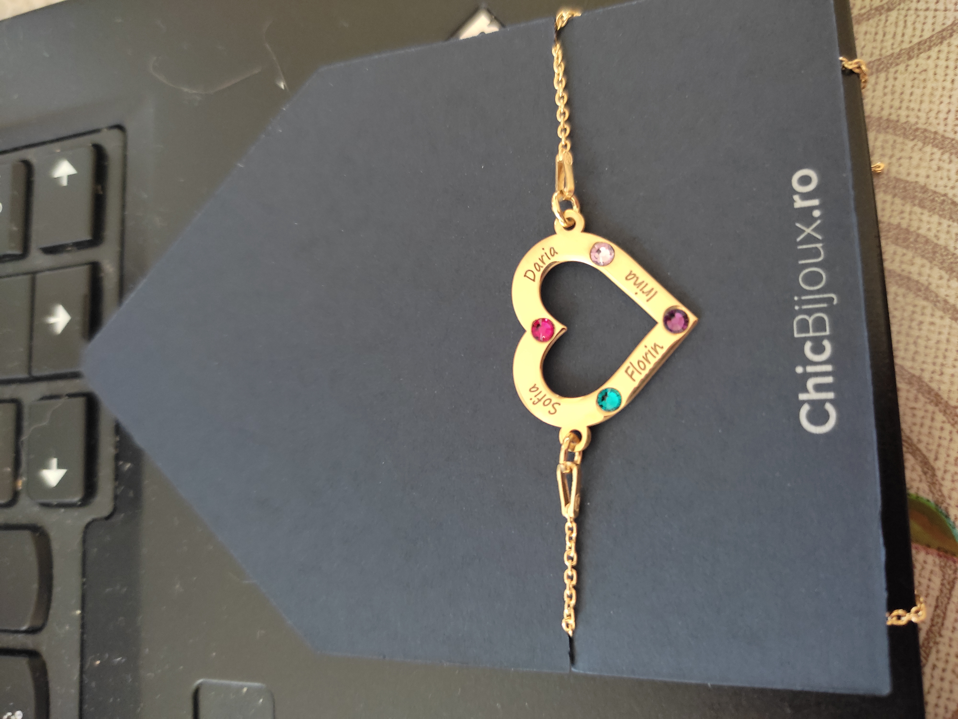 Recenzie Bratara personalizata - Iubire nelimitata - Inima cu 4 nume gravate si cristale Swarovski -  Argint 925 placat cu Aur 18K, cu lantisor - Irina V.