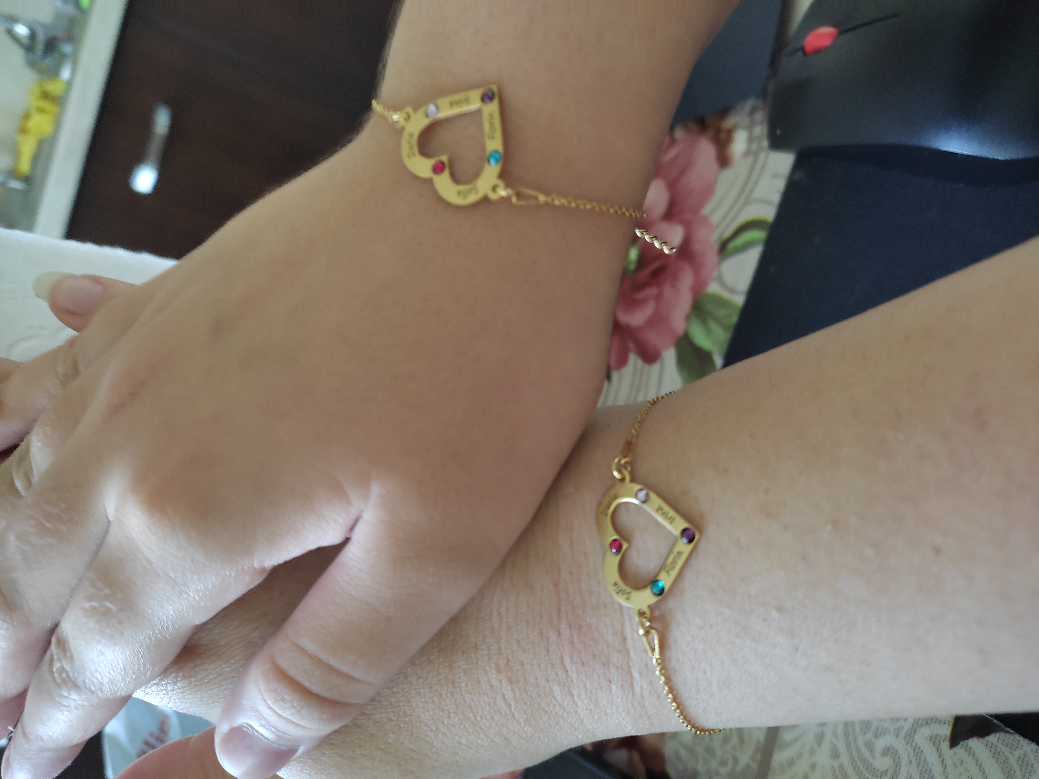 Recenzie Bratara personalizata - Iubire nelimitata - Inima cu 4 nume gravate si cristale Swarovski -  Argint 925 placat cu Aur 18K, cu lantisor - Irina V.