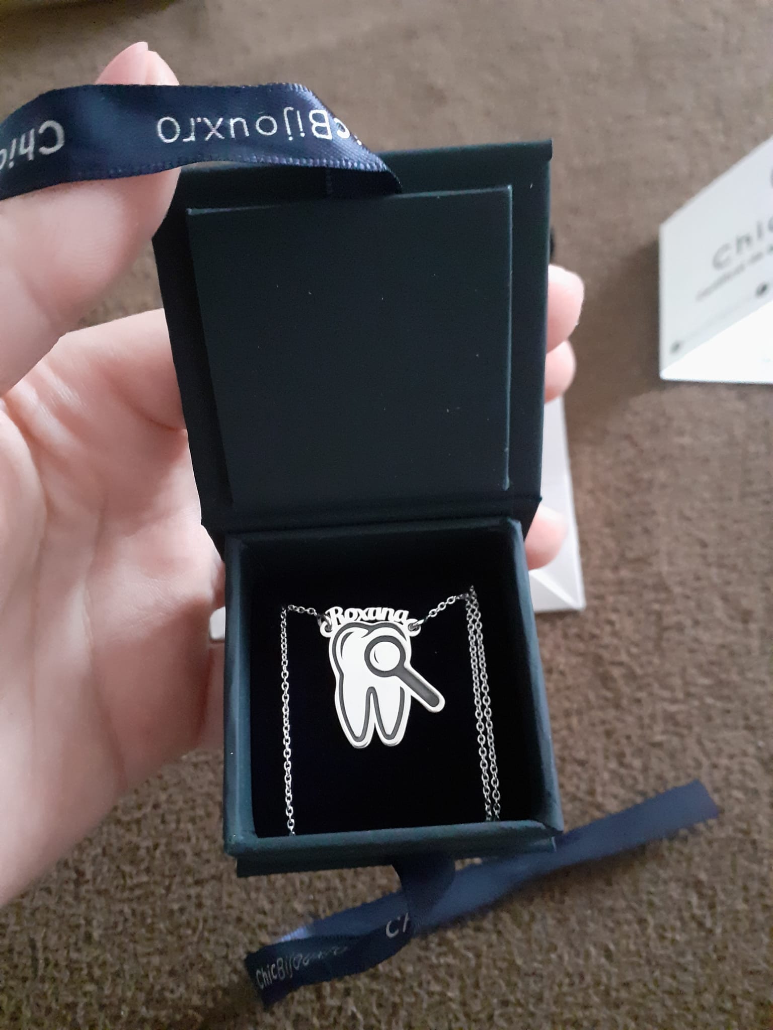 Recenzie Lantisor personalizat - Pandantiv dinte cu nume - Argint 925 - Loredana B.