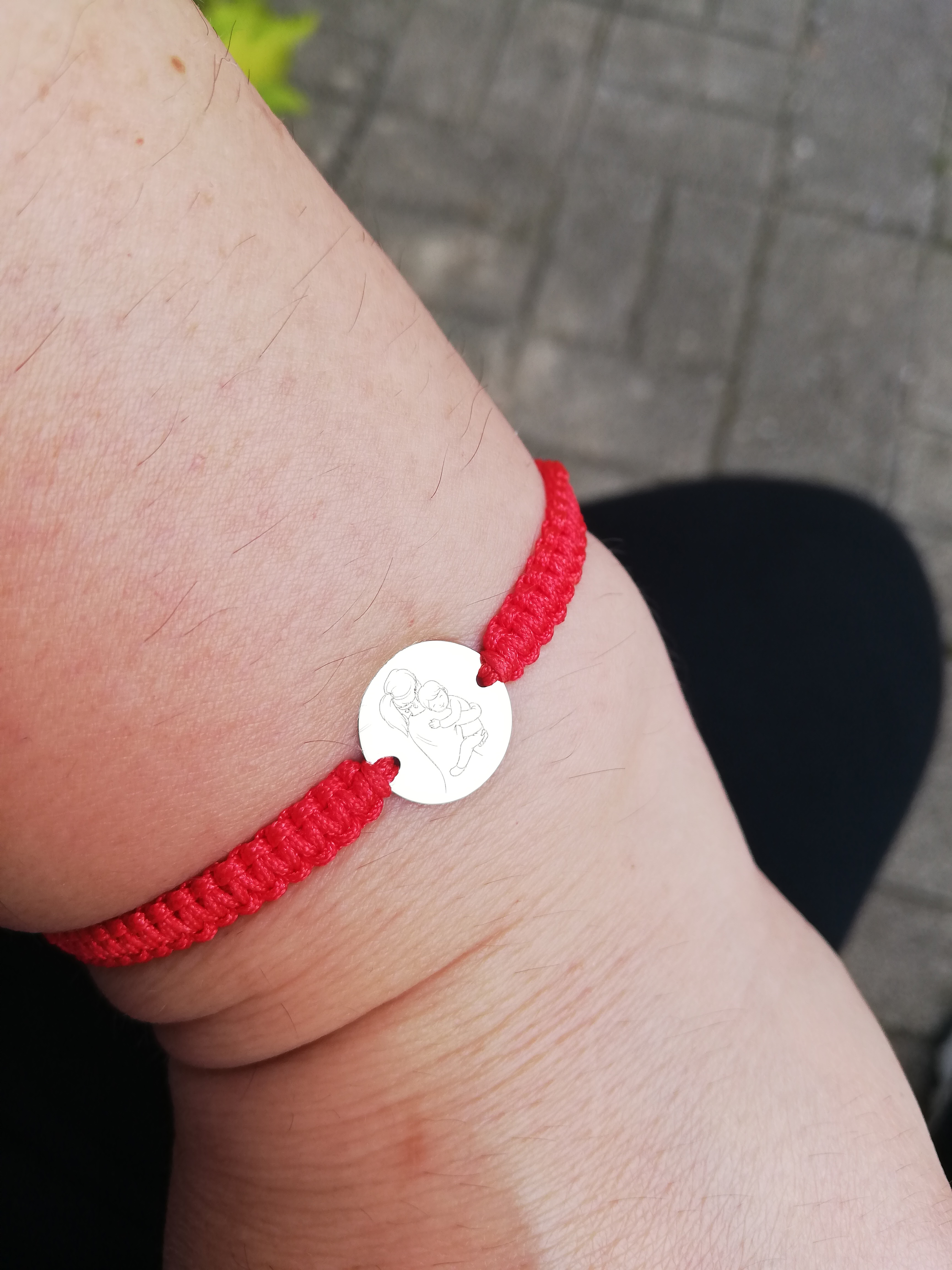 Recenzie Bratara personalizata - Siluete mama si fiu - Banut de 12 mm  - Aur Galben 14K - snur reglabil - Mădălina T.