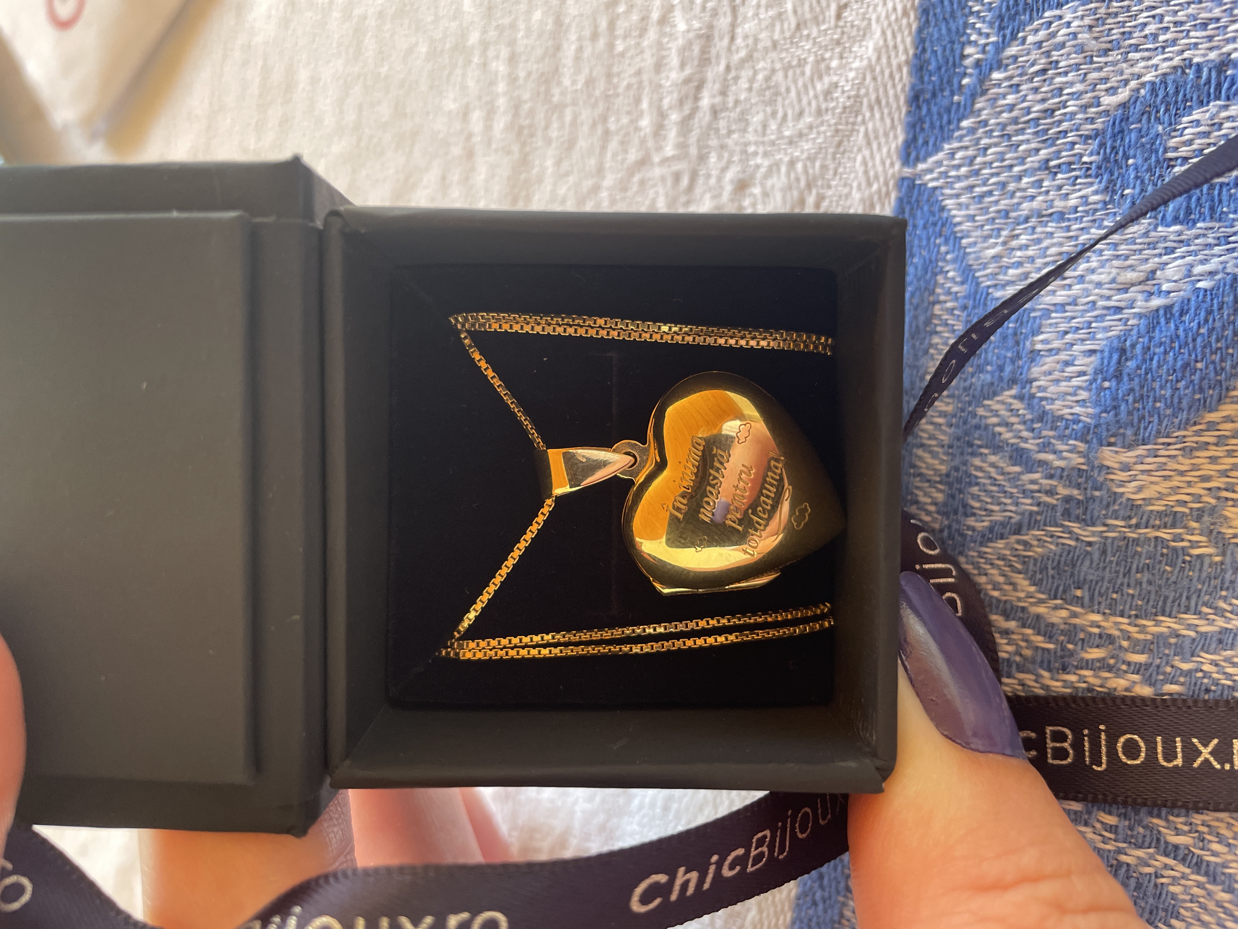 Recenzie Lantisor cu medalion inima 20 mm cu poza in interior - Gravura personalizata - Argint 925 - Crinuta B.