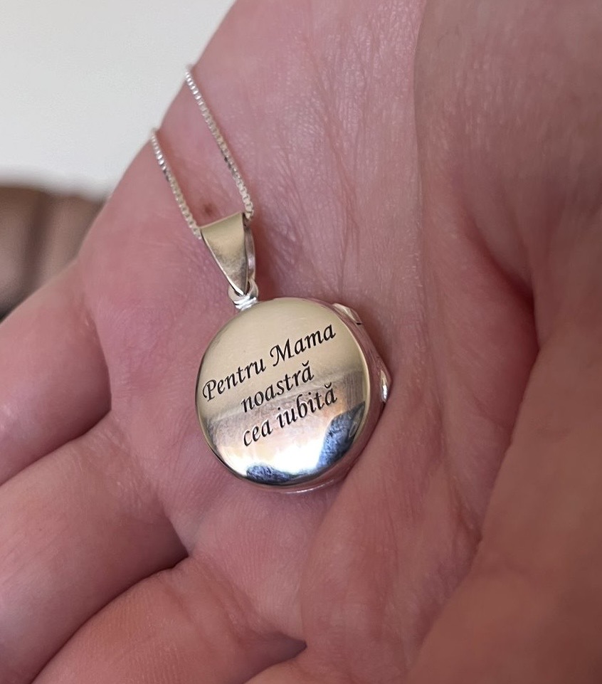 Recenzie Lantisor cu medalion rotund 18 mm cu poza in interior - Gravura personalizata - Argint 925 - Denisa Maria S.