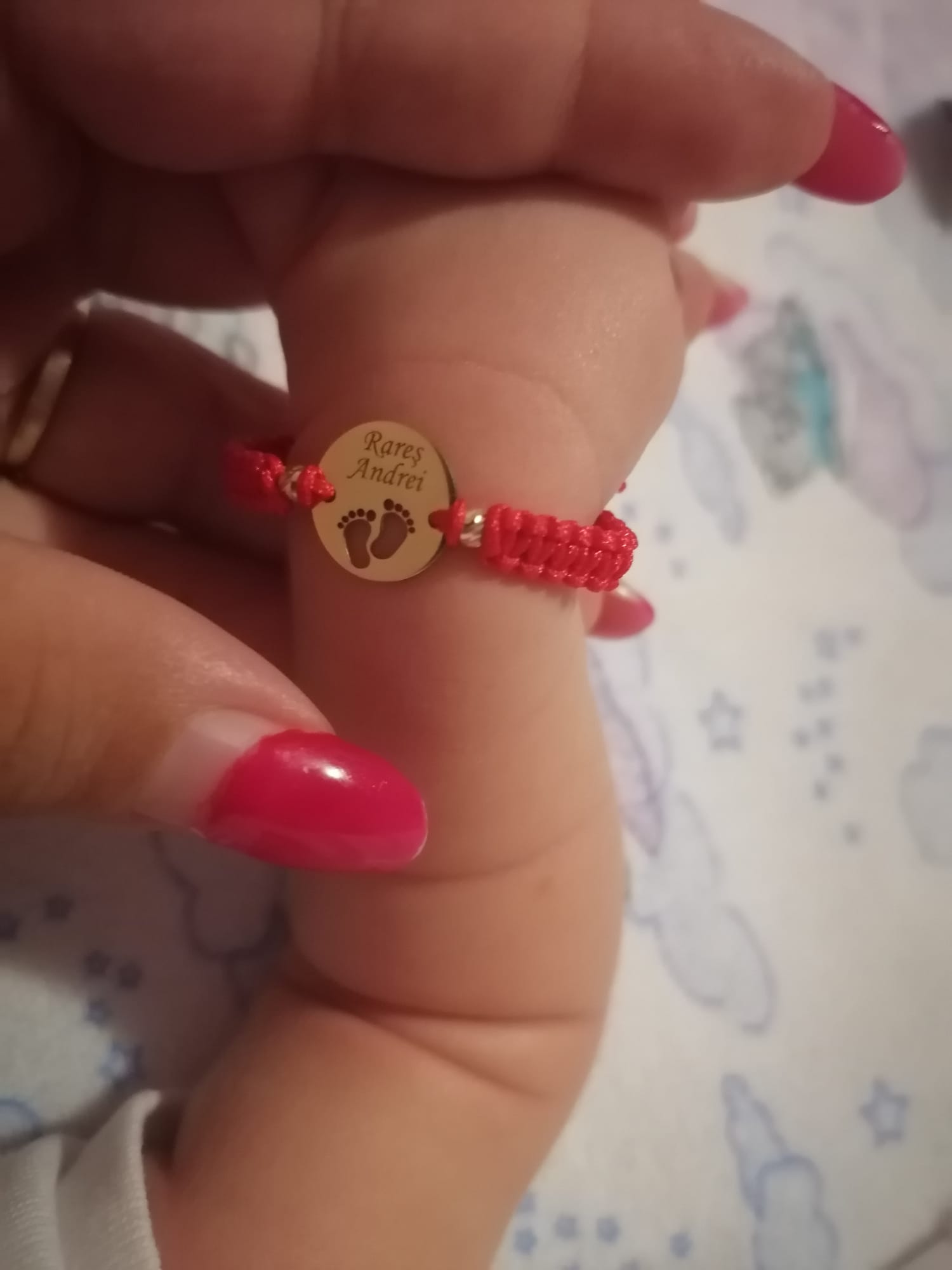 Recenzie Bratara personalizata - Banut 12 mm cu picioruse decupate si cu 2 bilute 3 mm - Aur Galben  14K - Snur impletit reglabil - Roxana M.