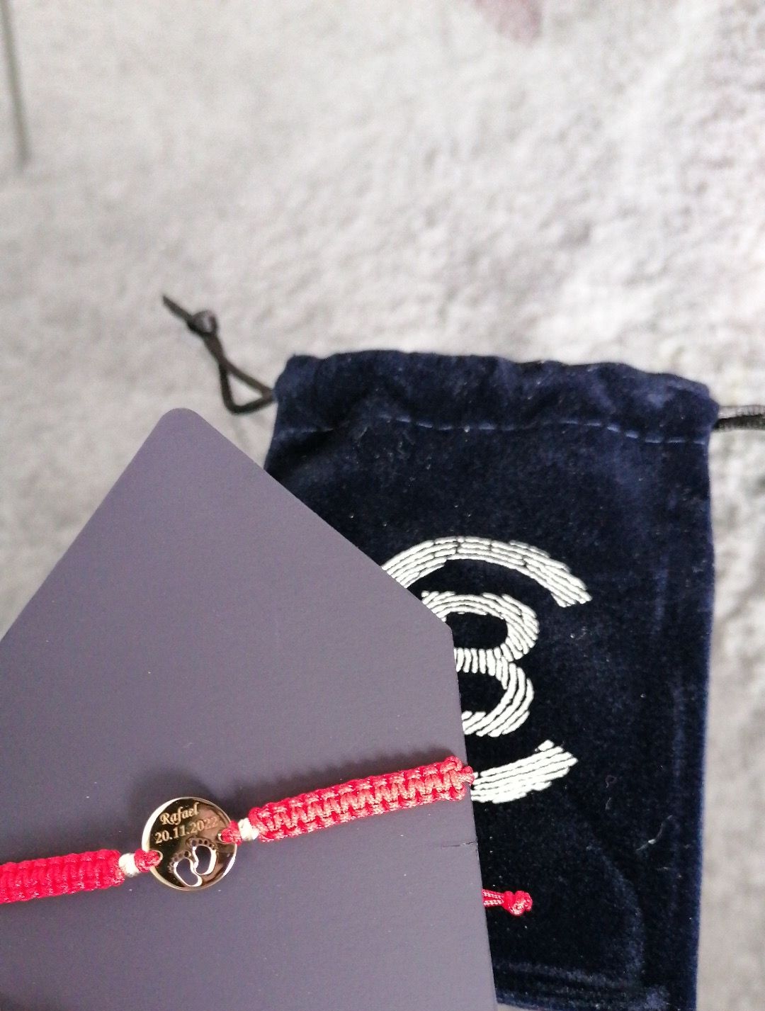 Recenzie Bratara personalizata - Banut 12 mm cu picioruse decupate si cu 2 bilute 3 mm - Aur Galben  14K - Snur impletit reglabil - Sabina