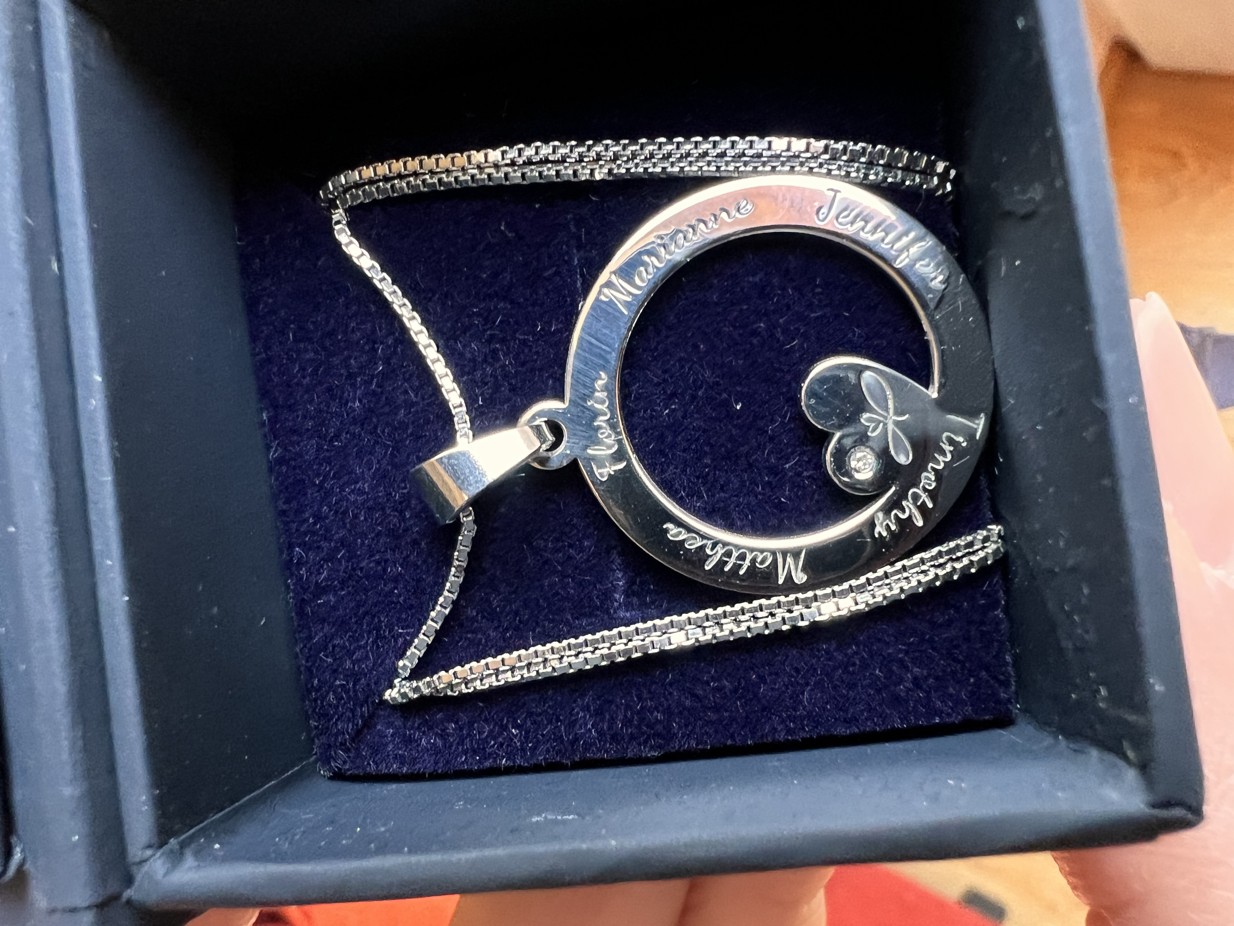 Recenzie Lantisor personalizat cu Diamant Natural - Pandantiv disc cu nume si simbolul infinit al iubirii -  Argint 925 Rodiat - Marianne D.