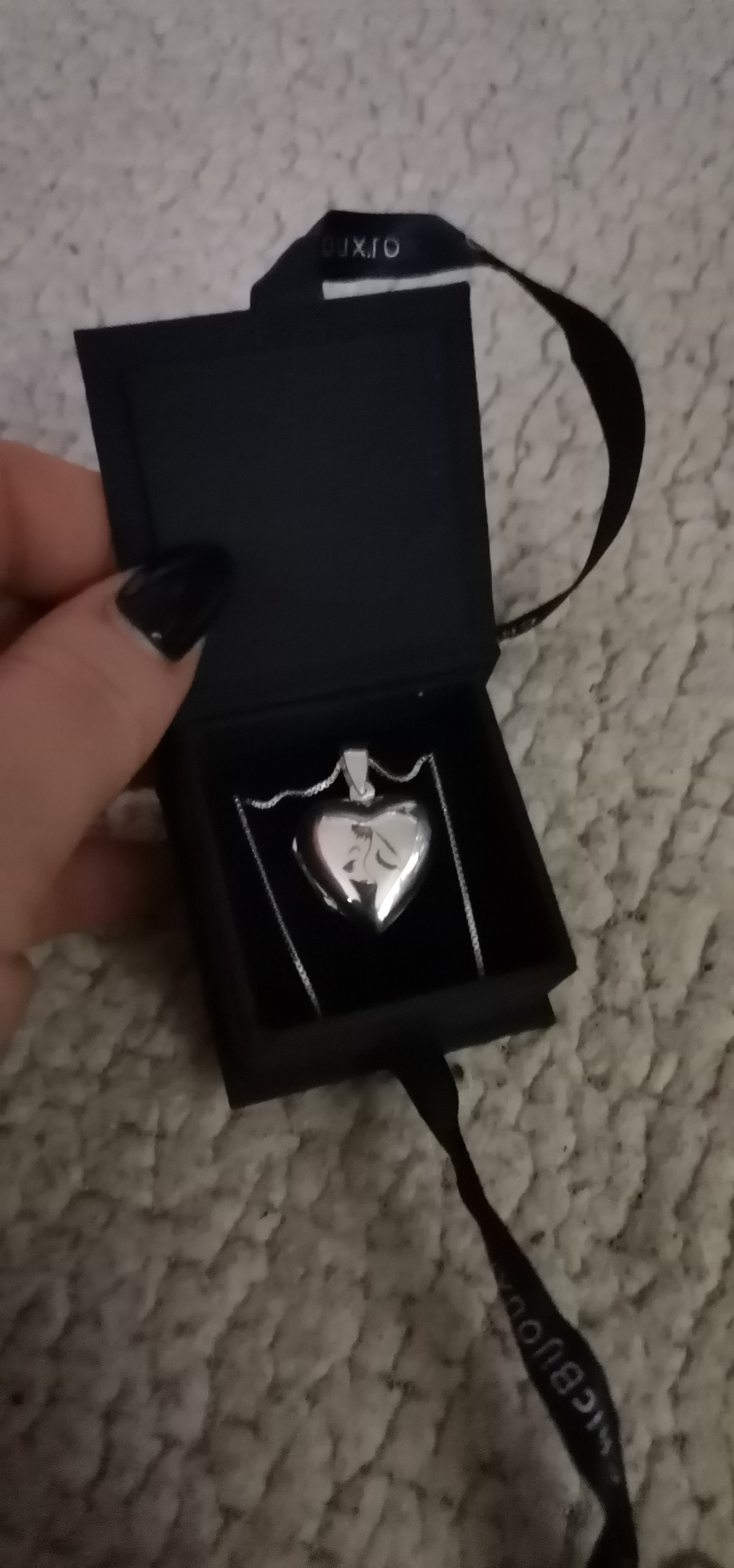Recenzie Lantisor cu medalion inima 20 mm cu poza in interior - Personalizat cu gravura mama si bebe - Argint 925 - Cristina D.