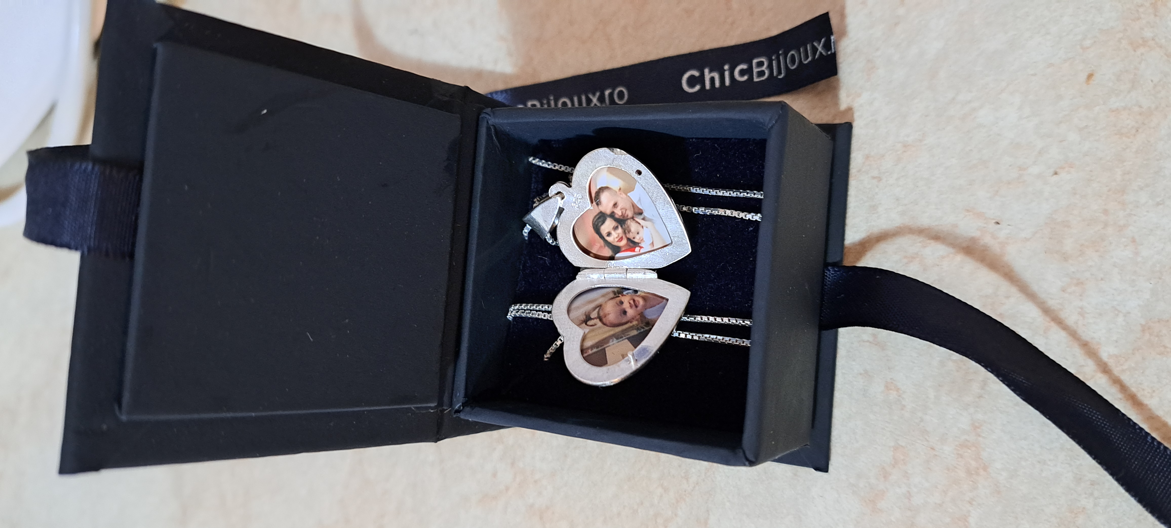 Recenzie Lantisor cu medalion inima 20 mm cu poza in interior - Personalizat cu gravura mama si bebe - Argint 925 - Maria N.
