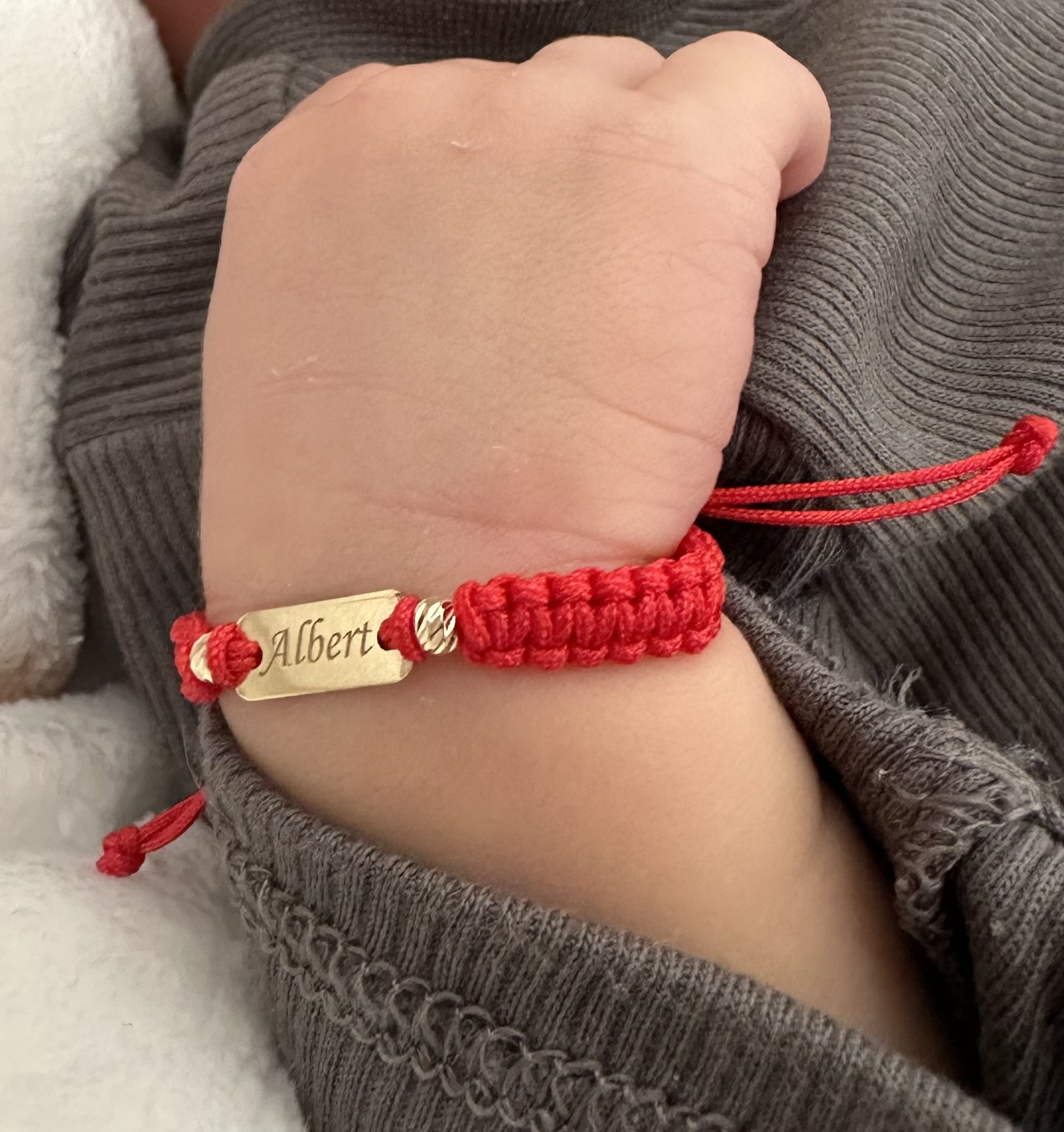 Recenzie Bratara personalizata - Placuta cu nume si cu 2 bilute de 3 mm  - Aur Galben 14k - Snur reglabil impletit diverse culori - G. S.