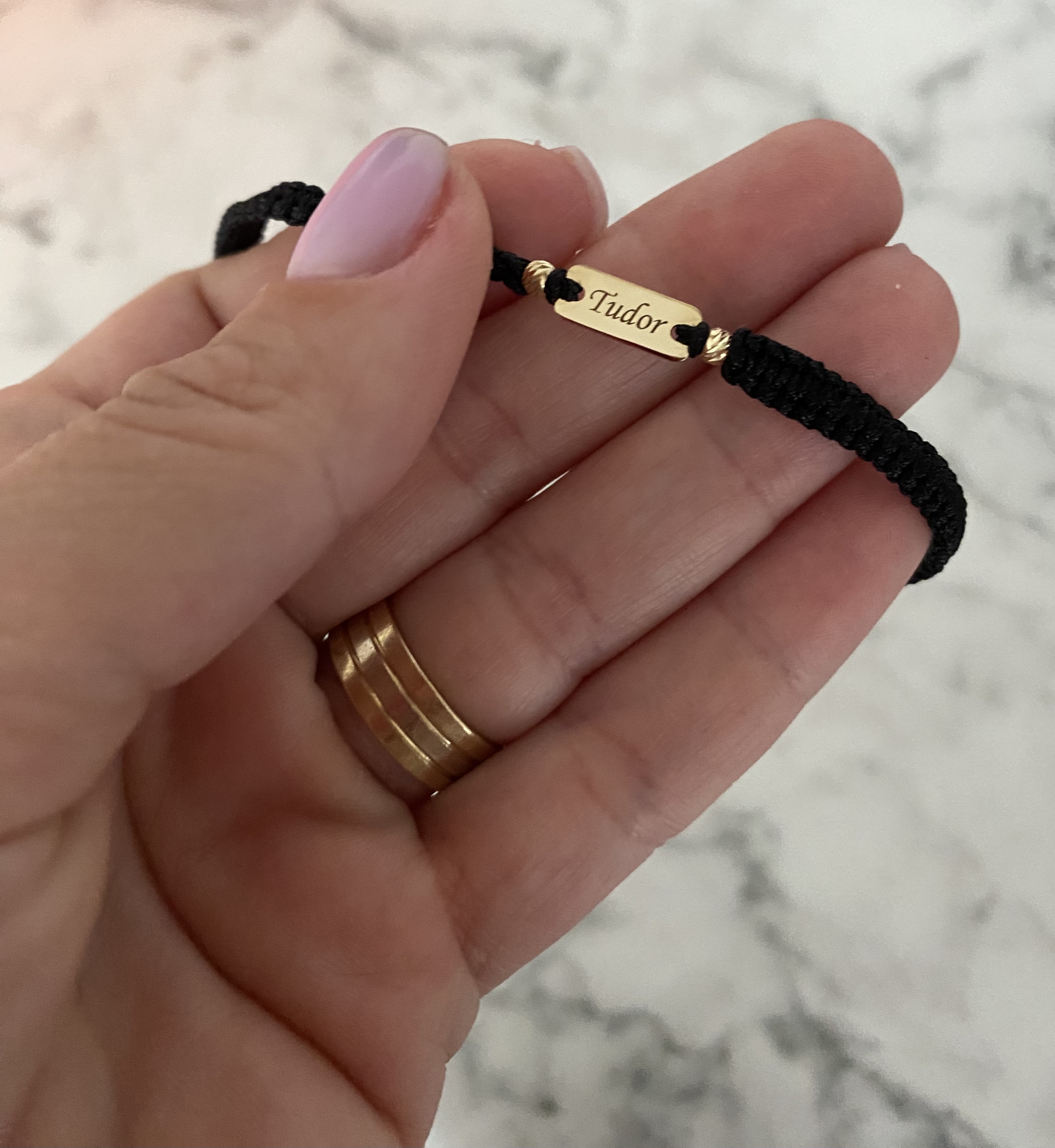Recenzie Bratara personalizata - Placuta cu nume si cu 2 bilute de 3 mm  - Aur Galben 14k - Snur reglabil impletit diverse culori - Norica I.