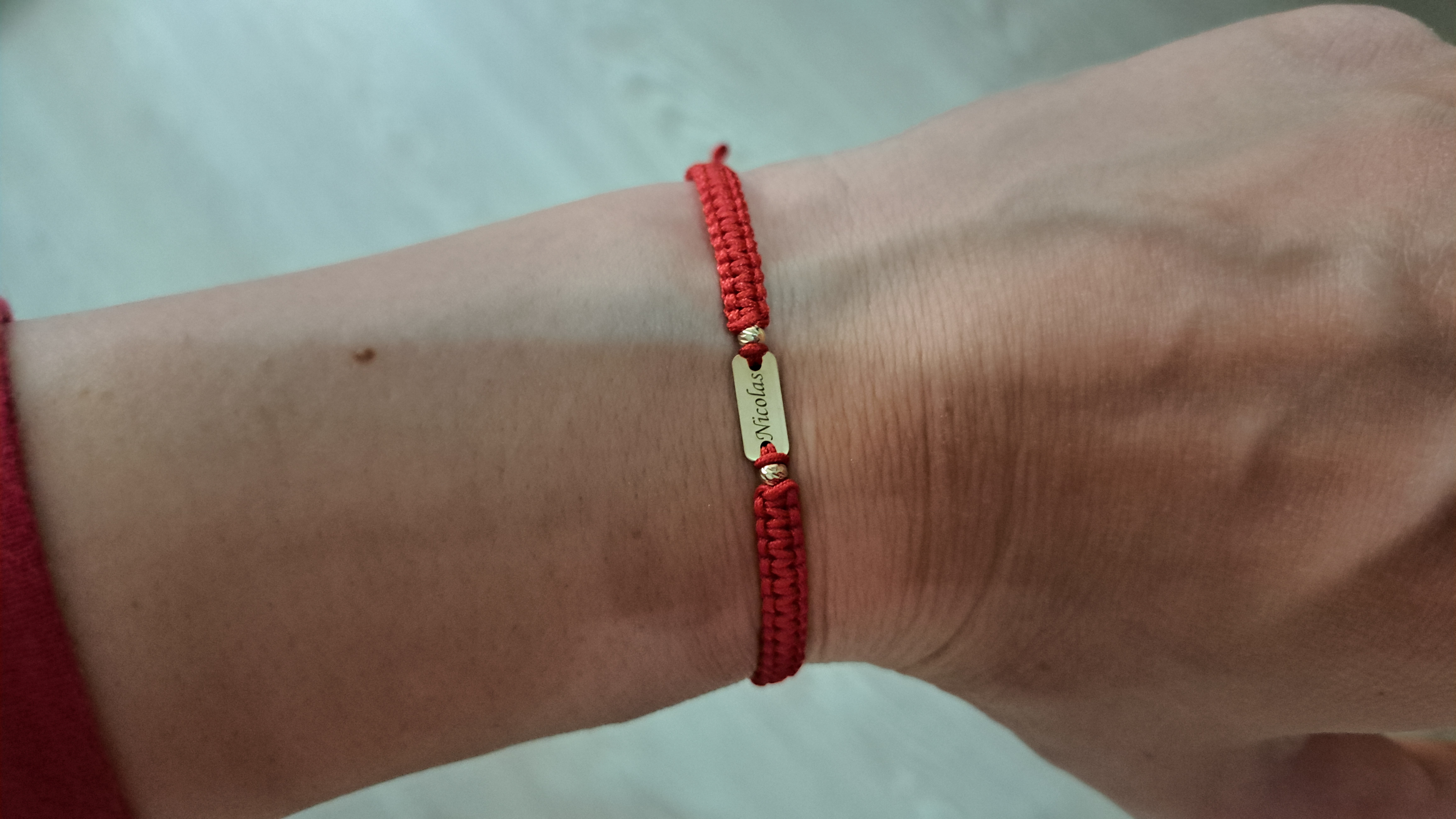 Recenzie Bratara personalizata - Placuta cu nume si cu 2 bilute de 3 mm  - Aur Galben 14k - Snur reglabil impletit diverse culori - Madalina S.