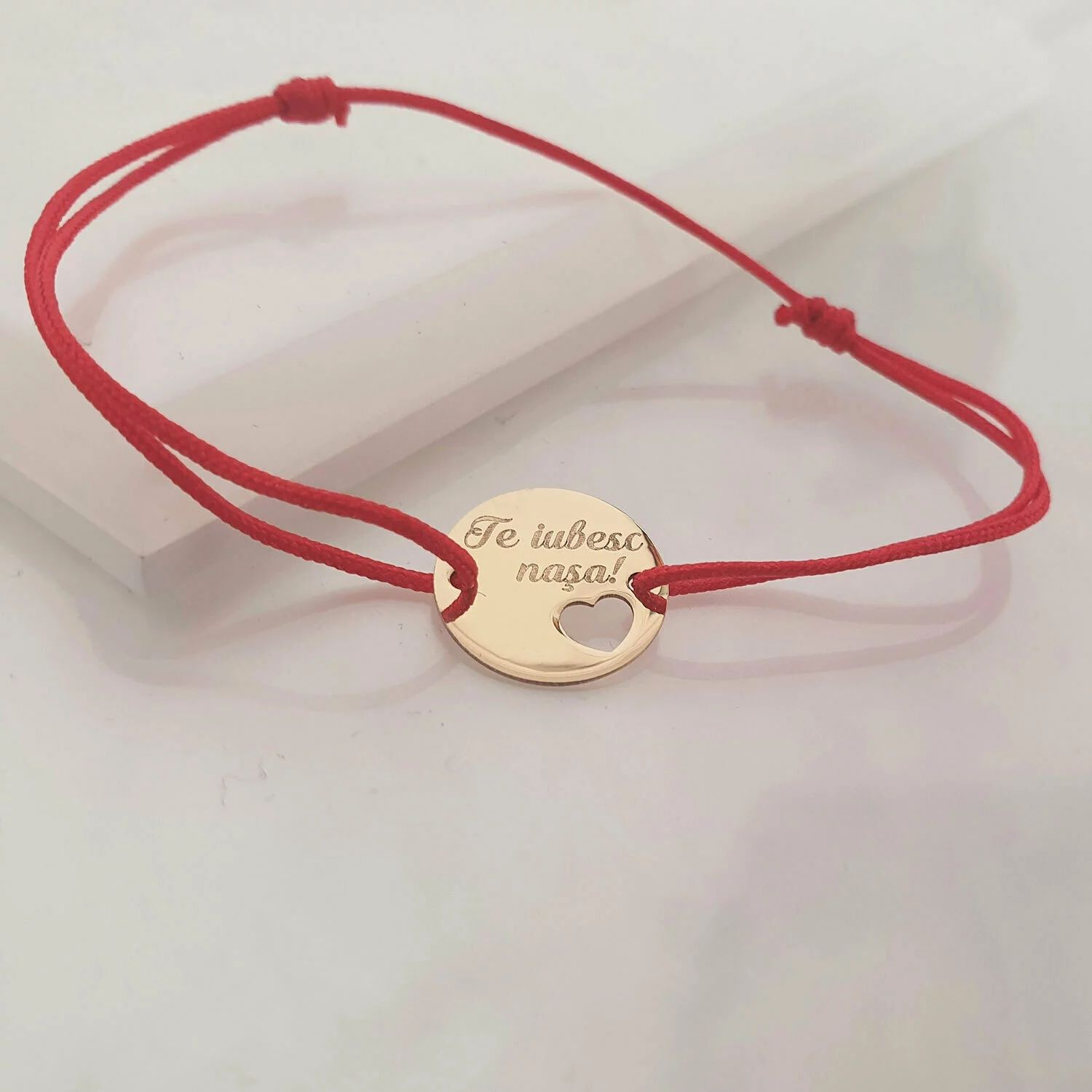 Bratara personalizata - Te iubesc - banut cu inima decupata - Aur Galben 14K - 12 mm diametru - snur reglabil