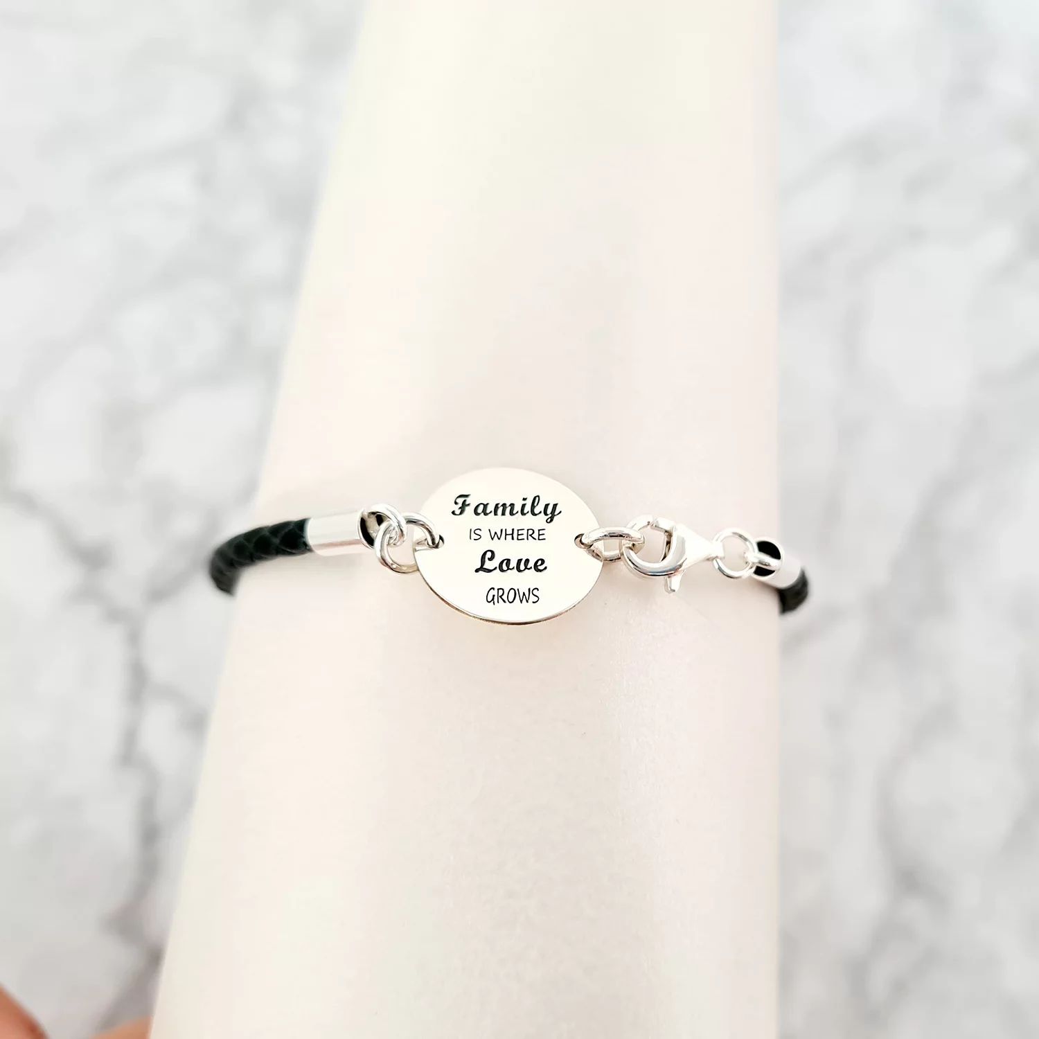 Bratara banut cu mesaj - Family is where love grows - Argint 925, piele neagra impletita
