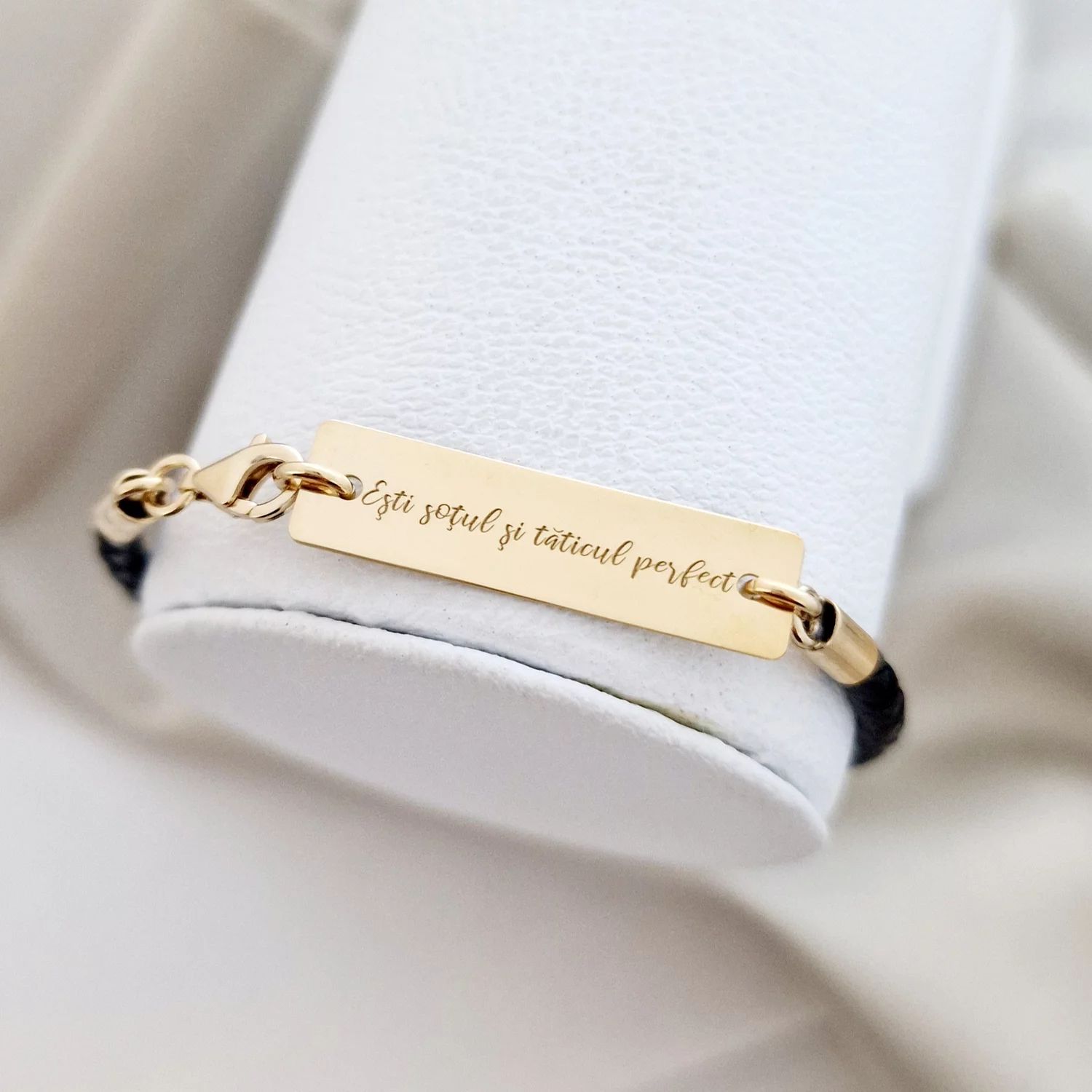 Bratara Placuta gravata cu text - Argint 925 placat cu Aur 18k, piele impletita