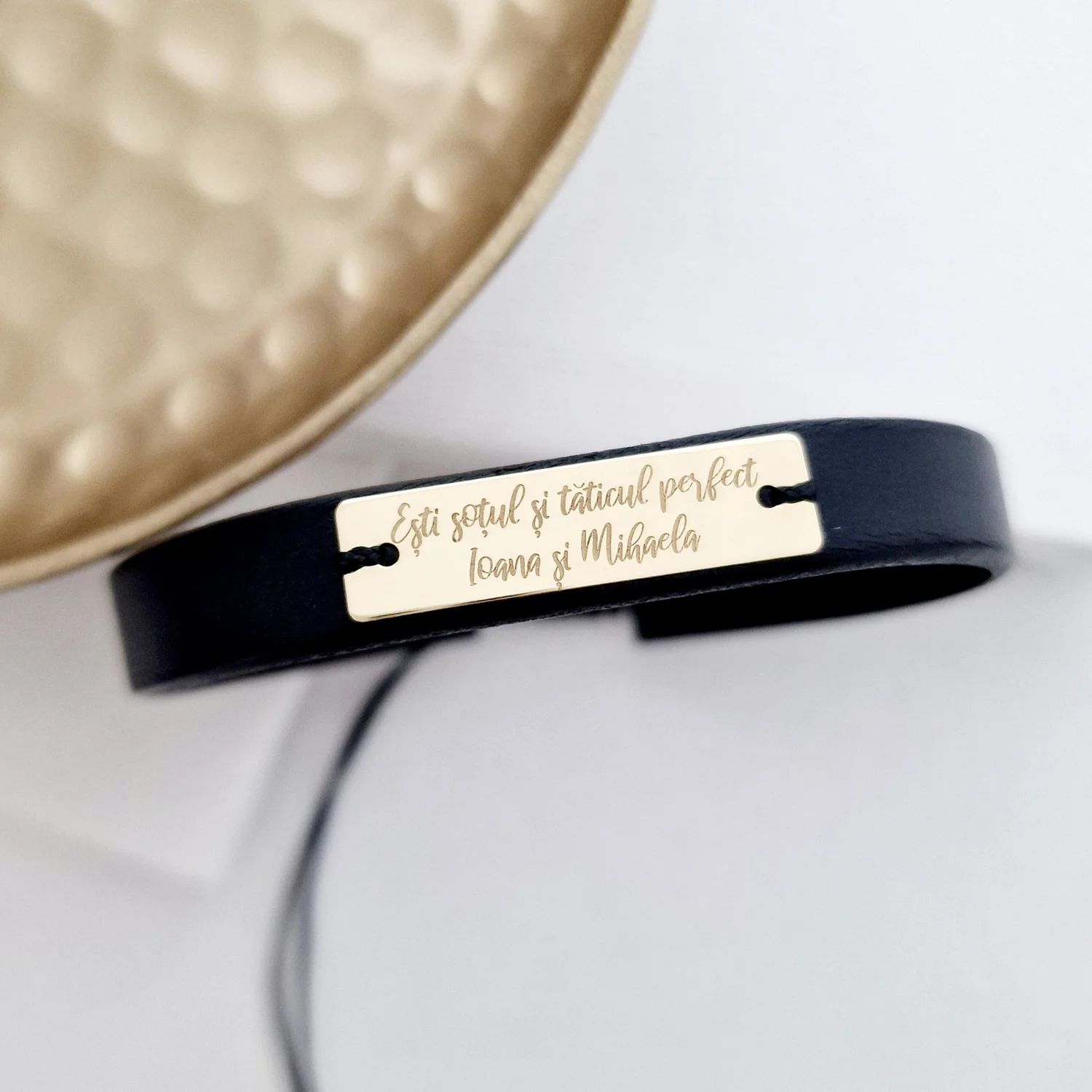 Bratara Placuta gravata Text - Aur Galben 14k - piele