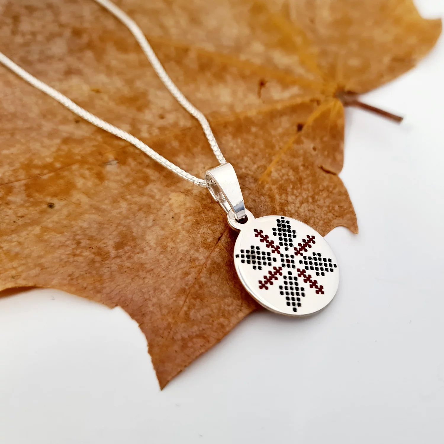 Lantisor personalizat - Pandantiv banut 15 mm - Simbol traditional crucea decorata cu email rosu - Argint 925