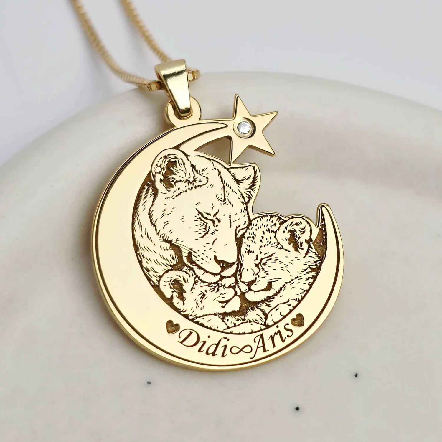 Lantisor IMPREUNA - Protectia leoaicei - Pandantiv luna, leoaica cu pui & Diamant natural - Argint 925 placat cu Aur Galben 18K