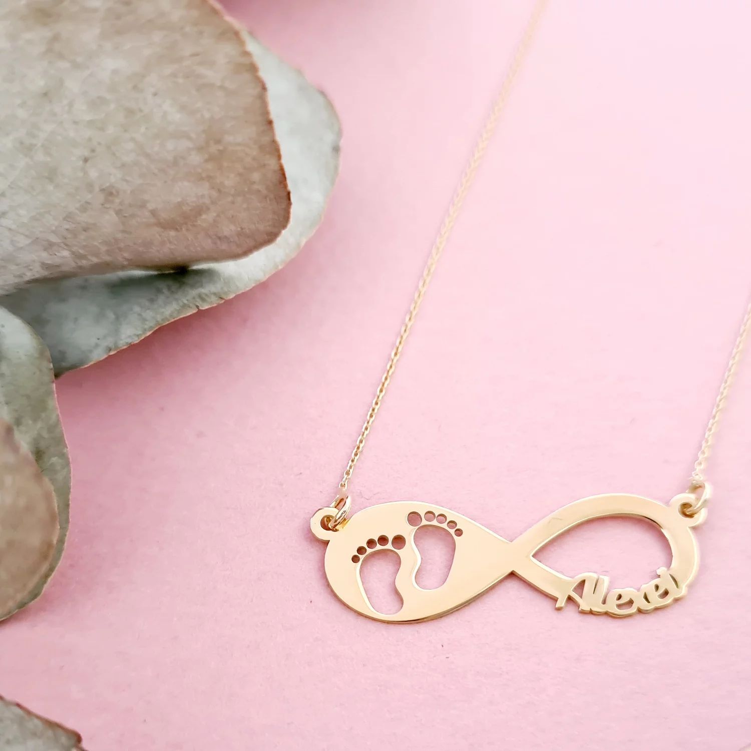 Lantisor personalizat - Pandantiv Infinit cu nume si picioruse decupate - Aur Galben 14K