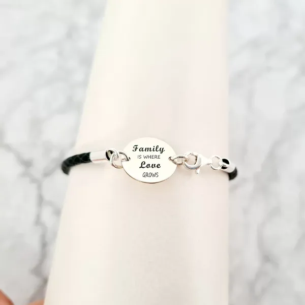 Bratara banut cu mesaj - Family is where love grows - Argint 925, piele neagra impletita