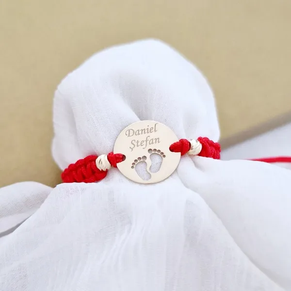 Bratara personalizata - Banut 12 mm cu picioruse decupate si cu 2 bilute 3 mm - Aur Galben  14K - Snur impletit reglabil