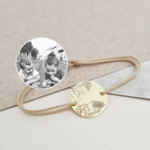 Bratara personalizata cu poza - Capsula timpului - Banut 15 mm - Aur Galben 14K - Snur reglabil, diverse culori