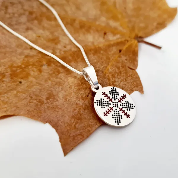 Lantisor personalizat - Pandantiv banut 15 mm - Simbol traditional crucea decorata cu email rosu - Argint 925