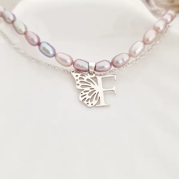 Lantisor cu Perle - Gratia initialei - Model 2 straturi cu sirag perle rice mov si lantisor cu initiala si aripa de fluture - Argint 925