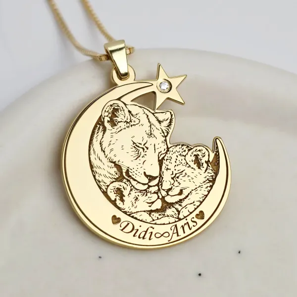 Lantisor IMPREUNA - Protectia leoaicei - Pandantiv luna, leoaica cu pui & Diamant natural - Argint 925 placat cu Aur Galben 18K
