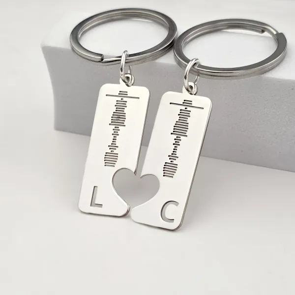 Set doua brelocuri personalizate - gravura amprenta vocala, initiala si inima decupata - Argint 925