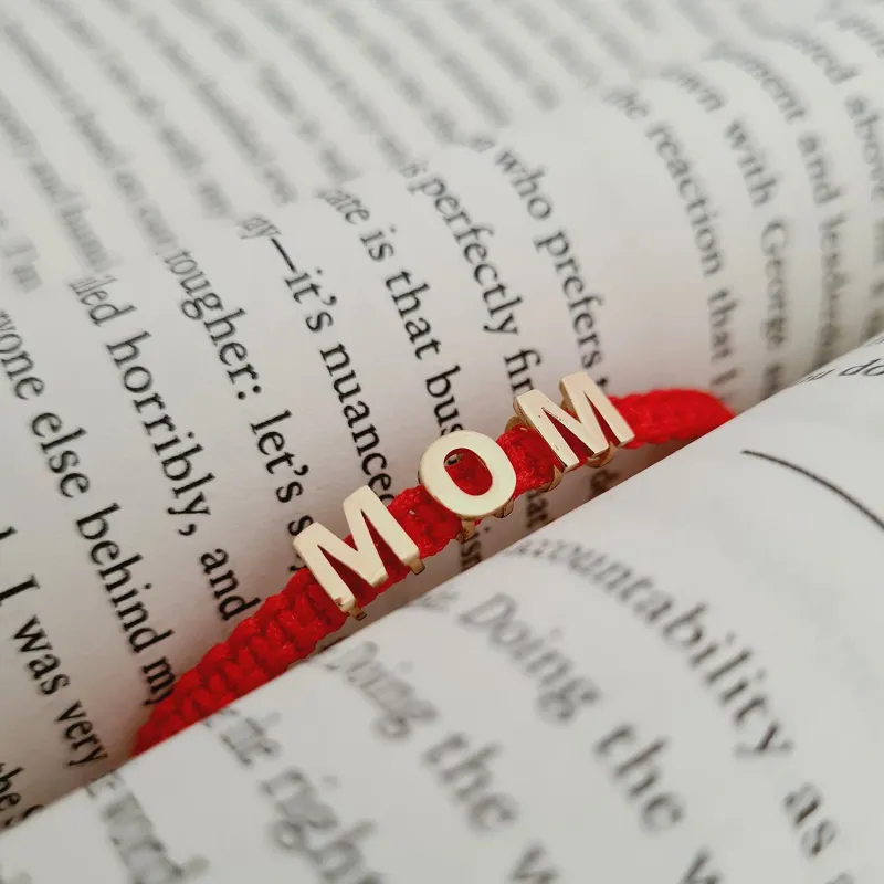 Bratara 3 litere -  MOM  - Aur Galben 14K - Snur rosu impletit dama picture - 3