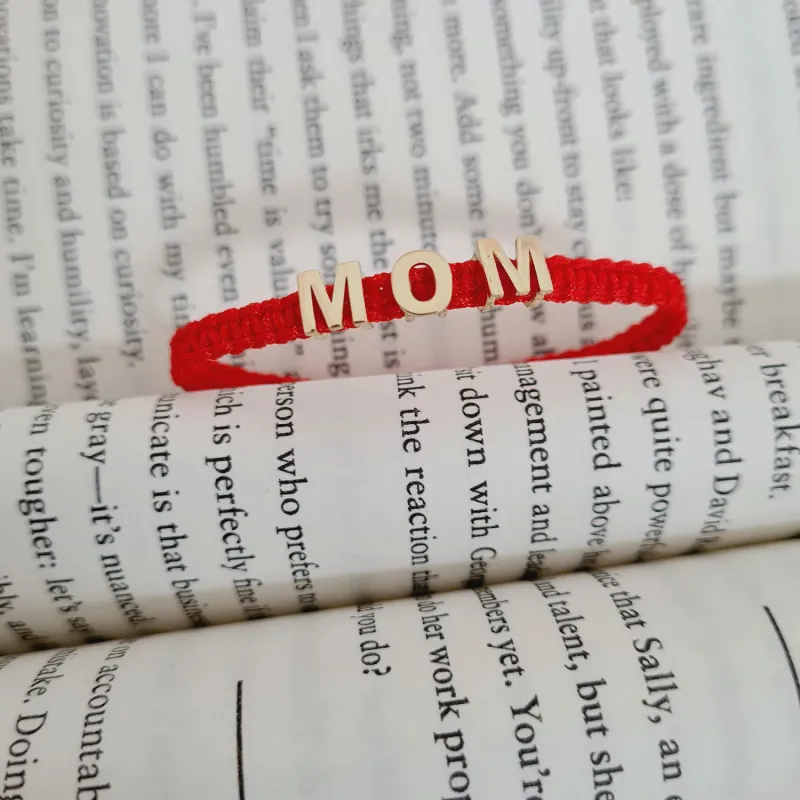 Bratara 3 litere -  MOM  - Aur Galben 14K - Snur rosu impletit dama picture - 5