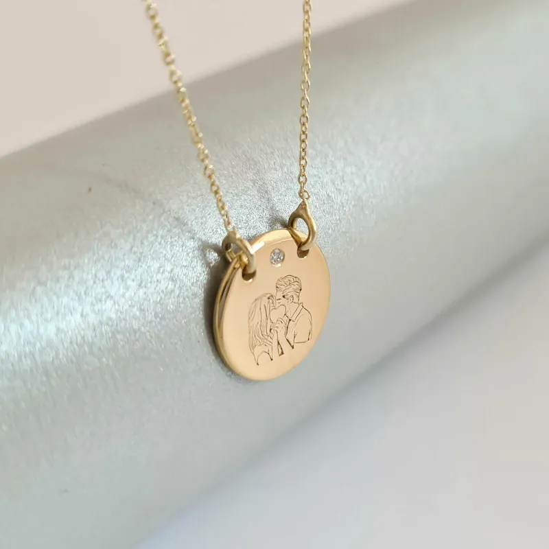Lantisor personalizat cu Diamant natural - Cuplu sarut dulce - Banut 12 mm - Aur Galben 14K picture - 2