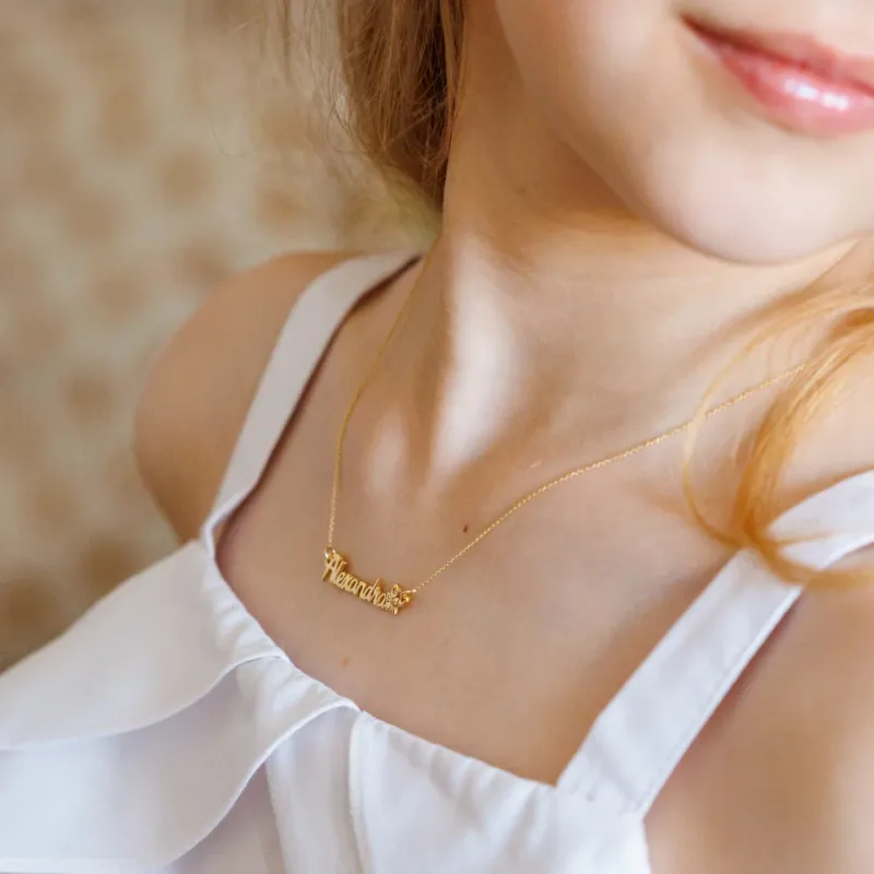 Lantisor personalizat - Nume 9 litere, simbol fluture si Diamant natural - Aur Galben 14 K picture - 3