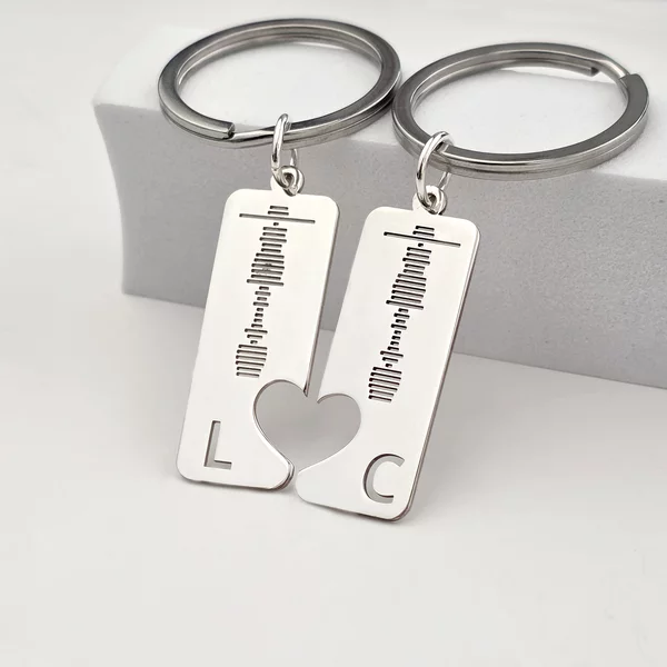 Set doua brelocuri personalizate - gravura amprenta vocala, initiala si inima decupata - Argint 925