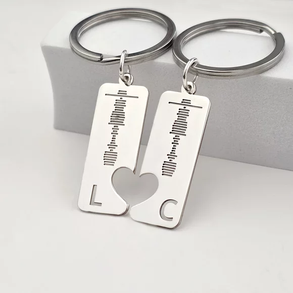 Set doua brelocuri personalizate - gravura amprenta vocala, initiala si inima decupata - Argint 925