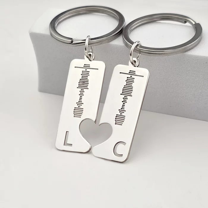 Set doua brelocuri personalizate - gravura amprenta vocala, initiala si inima decupata - Argint 925