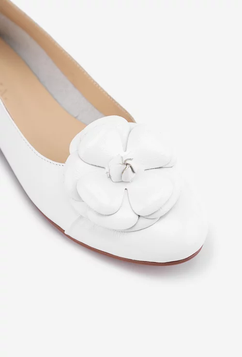 Balerini dama albi din piele cu ornament floare
