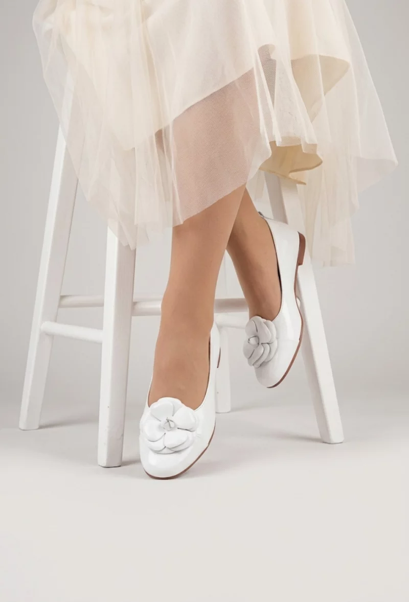 Balerini dama albi din piele cu ornament floare - Dasha.ro