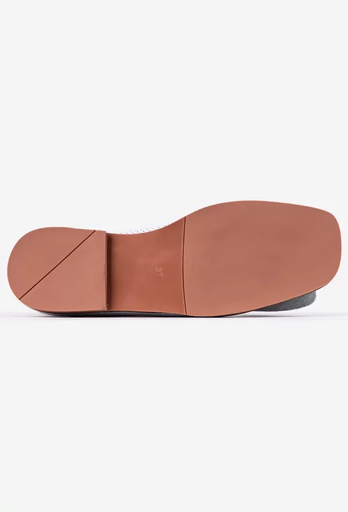 Balerini dama albi din piele cu perforatii si ornament