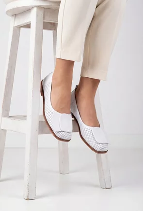 Balerini dama albi din piele cu perforatii si ornament