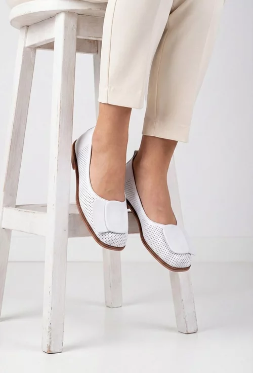 Balerini dama albi din piele cu perforatii si ornament