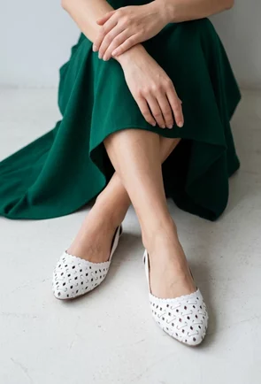 Balerini dama albi din piele naturala perforata