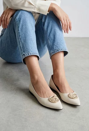 Balerini dama bej deschis din piele naturala cu ornament auriu