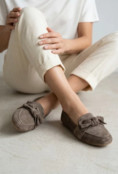 Balerini dama din piele intoarsa taupe cu funda