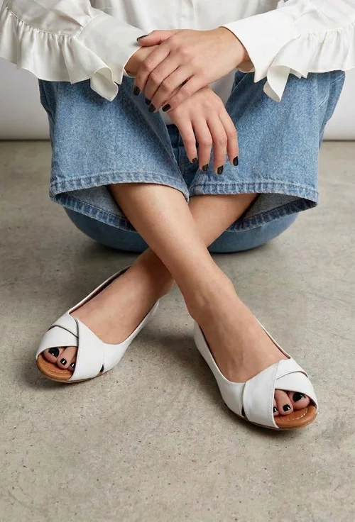 Balerini dama din piele naturala alba cu decupaje