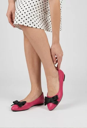 Balerini dama fuchsia din piele texturata cu funda neagra