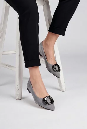 Balerini dama gri din piele intoarsa cu ornament