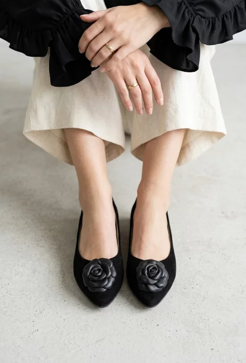 Balerini dama NUR din piele intoarsa neagra cu floare