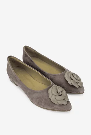 Balerini dama NUR din piele intoarsa taupe cu floare