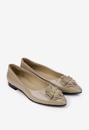 Balerini dama NUR din piele lacuita taupe cu floare